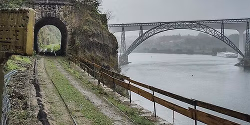 Trilhos Urbanos: Fontainhas ao Miradouro da Vit\u00f3ria (C\/ passagem pelo antigo Ramal Alf\u00e2ndega)