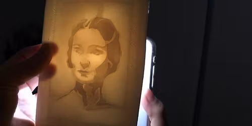     La Lithophanie : Une invitation à la poésie par la transparence de la porcelaine ! 