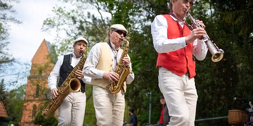MUSIK IM KORB - Konzert zum Bernauer Wochenmarkt mit Les Connaisseurs