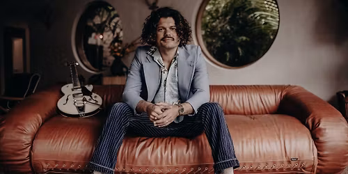 Ash Grunwald at Ravenswood Hotel