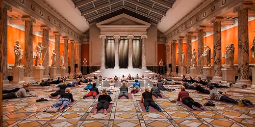 UDSOLGT. Yoga p\u00e5 Glyptoteket
