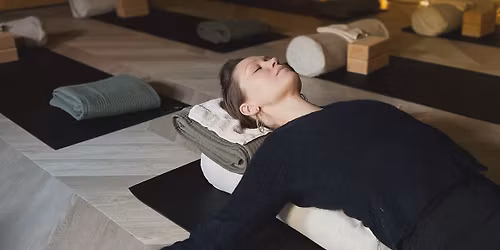 Pehme\u00e4 paluu itseesi -yinjoogakurssi