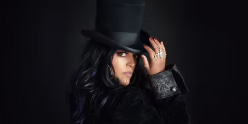 India: La M\u00e1s Que Canta with special guest Luis Figueroa 