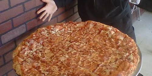 Fat Boys' 28-Inch "Gut Buster" Pizza Challenge w\/ Katina in Florence, Alabama!!