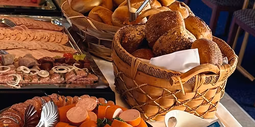 Genie\u00dferfr\u00fchst\u00fcck auf den Wellen