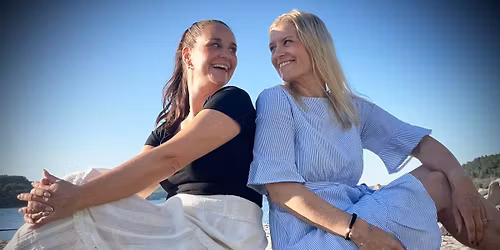 An-Magritt og Ingeborg med perler p\u00e5 en svensk snor