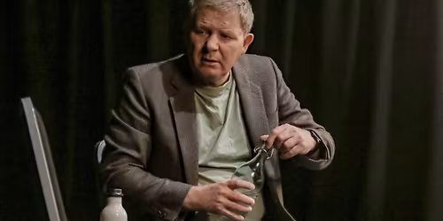 KAN DU SETTE DEG NED GUD, VI M\u00c5 SNAKKE SAMMEN \/\/ Kilden teater og konserthus