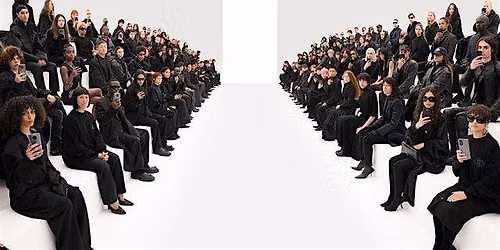 D\u00e9fil\u00e9 de mode \u00e0 Paris Fashion Week ouvert au public, mettant en avant des