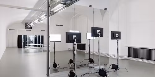 Dialogf\u00fchrung Soft Image, Brittle Grounds mit Felix Lenz und Kuratorin Marlies Wirth