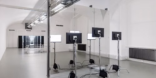 Dialogf\u00fchrung Soft Image, Brittle Grounds mit Felix Lenz und Kuratorin Marlies Wirth