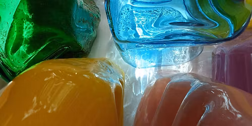 Magdalena Zarychta \u2014 \u201e\u015alady dotyku. Relacje z materi\u0105: szk\u0142o, ceramika, cia\u0142o\u201d