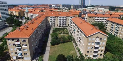 Loppis p\u00e5 g\u00e5rden Roskildev\u00e4gen 17 \/ Sj\u00e4llandstorget 2 