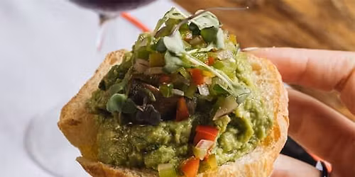 Sangr\u00eda & Tapas para 2 personas en Sagrada Familia