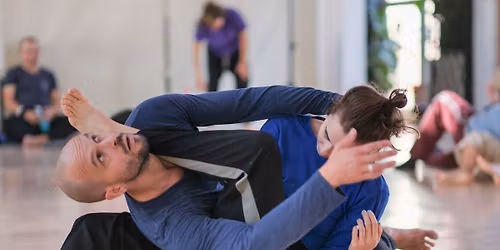 moja si\u0142a w twoim ta\u0144cu: warsztat improwizacji kontaktowej dla pocz\u0105tkuj\u0105cych