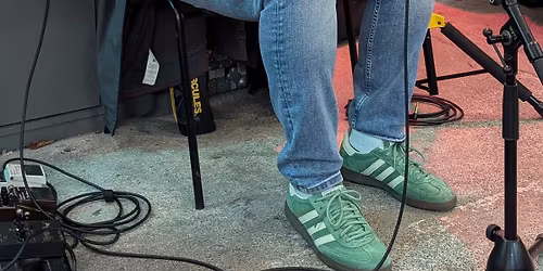 Acoustic lap-tap artist Jamie Brewer at Chew's Yard