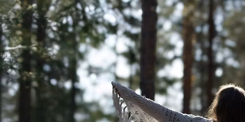 Helposti s\u00e4rkyv\u00e4\u00e4 - matka varjoista valoon, laulu- ja tekstiesitys