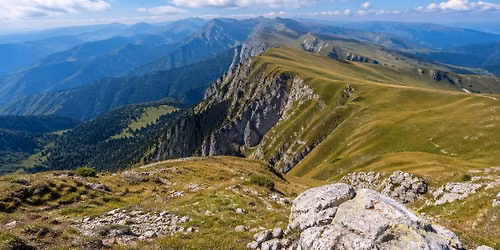 Drume\u021bie de Var\u0103 la Vf. B\u0103tr\u00e2na: Panorama Bucegilor