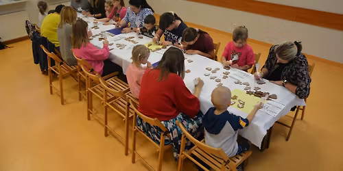 Rodzinne warsztaty zdobienia pierniczk\u00f3w dla Hospicjum PROMYCZEK