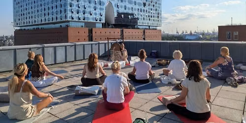 Soundhealing in der Hafencity , Klangbad \u00fcber den D\u00e4chern Hamburgs