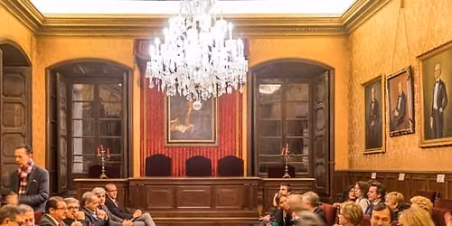 Visita Nocturna a la Real Academia de Medicina y espect\u00e1culo