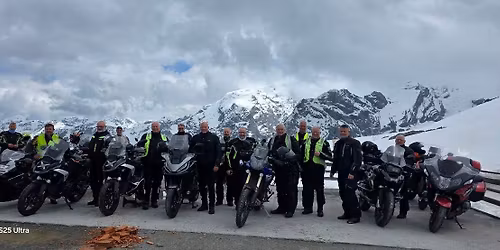 Bli med p\u00e5 en uforglemmelig motorsykkel tur til Stelvio-passet og videre \u00f8stover. .