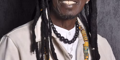 Dembo the Rootsman med musiker p\u00e5 Calabash kaf\u00e9  