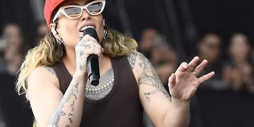 Tash Sultana with Daisy the Great