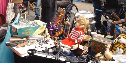 FLOHMARKT AUF DEM PLATZ DER REPUBLIK