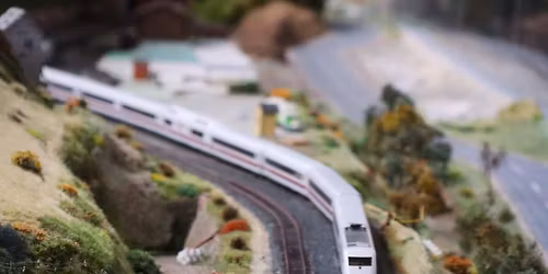 \u201eZur\u00fcck in die Zukunft\u201c \u2013 Sonderfahrplan auf der Modelleisenbahn