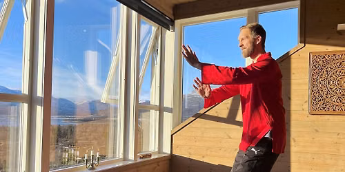 Qigong og Taiji p\u00e5 fjellet: Opplev Eldgammel Visdom for \u00e5 skape Helhet i det moderne liv med Jim Kla