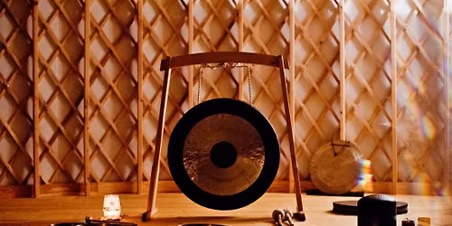 Koncert relaksacyjny w hamakach - misy, gongi i inne instrumenty