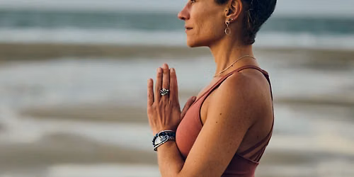 Hatha yoga in de tuin