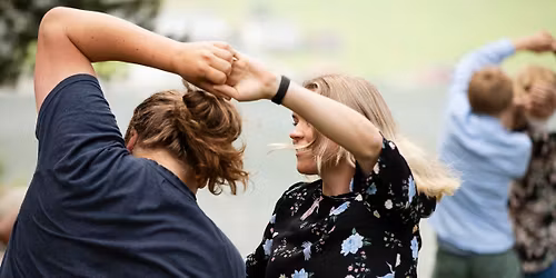 Milj\u00f8kveld med spel og dans