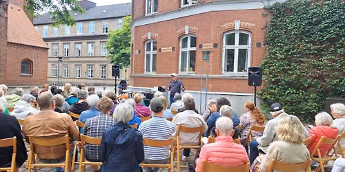 F\u00e6llessang med kaffe og kage - p\u00e5 kirkepladsen i samarbejde med Caf\u00e9 Paraplyen 