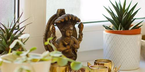 Joga Nidra & Joga Powi\u0119ziowa na koniec roku z Mateuszem Dekerem 28 grudnia 2025!