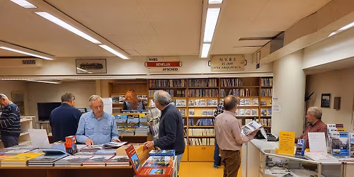 Ruil- en verkoopbeurs. Expositie langste reizigerstrein ter wereld.