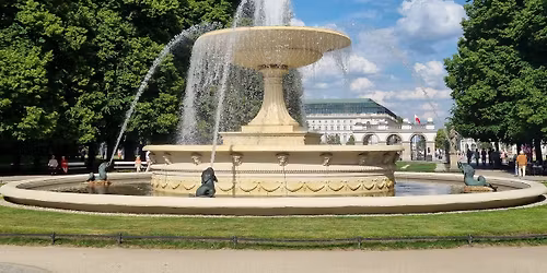 W Saskim Ogrodzie, ko\u0142o fontanny\u2026