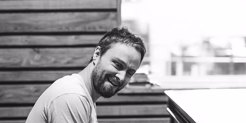 Spectacle gratuit ext\u00e9rieur en face du Lady Davidson                      .. Antoine Gratton...LIVE!