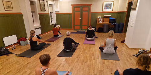 2 LEDIGE PLASSER. Soft mindful\/Yinyoga. For indre ro, mykere muskulatur og bindevev.13 april-22 juni