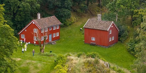 Omvisning i husene p\u00e5 tunet