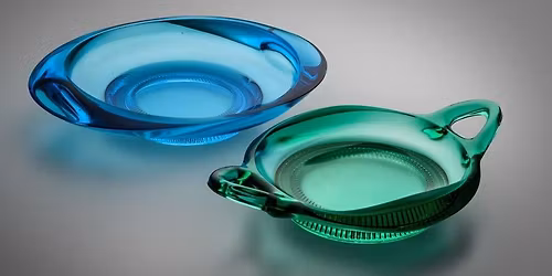 ADOLF MATURA \u2013 DESIGN\u00c9R SKLA, P\u0158EDN\u00c1\u0160KA A KOMENTOVAN\u00c1 PROHL\u00cdDKA