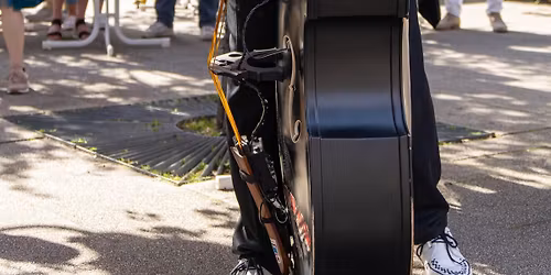 Kr\u00fcger Rockt! (walking) - Berlin-Lichtenrade - Kunst trifft Wein