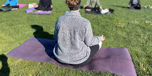Good Vibes Park Yoga On The Green - [Bottoms Up! Yoga]