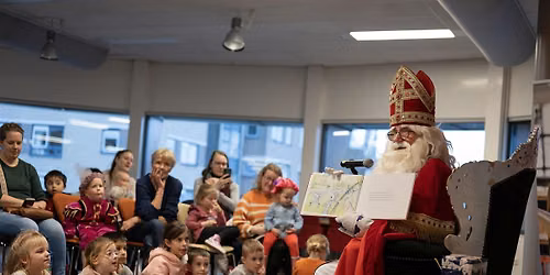 Sinterklaas leest voor