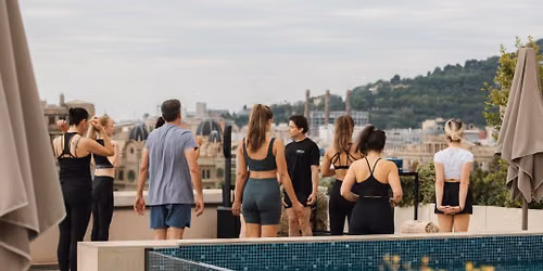 Yoga & Snacks en el Rooftop del Hotel ME BCN | Barcelona