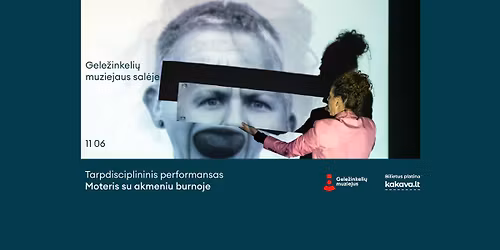 PERFORMANSAS Moteris su akmeniu burnoje