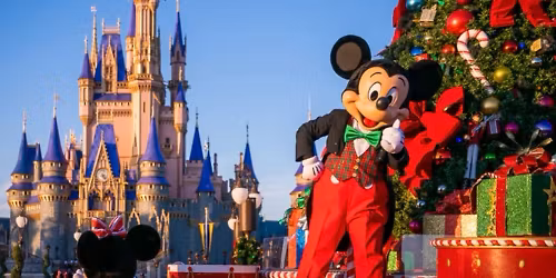 POSSIBLY Watching Christmas Parade at MK \ud83c\udf85\ud83c\udffb\ud83c\udf84