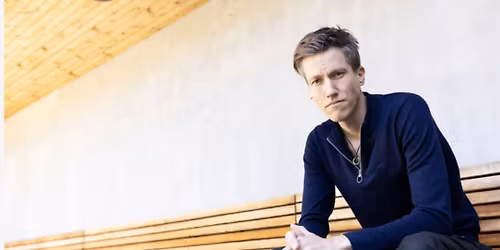 Foredrag v. Christian Hjortkj\u00e6r Utilstr\u00e6kkelig: Hvorfor de unge f\u00f8ler sig presset af p\u00e5budssamfundet