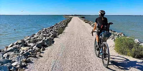 In bici sull'affascinante Argine degli Angeli