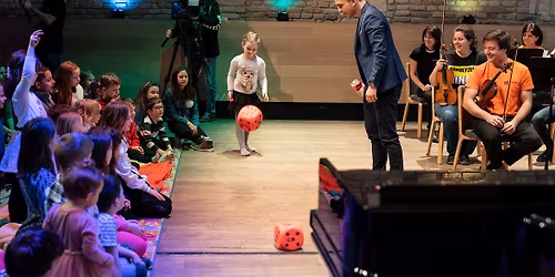 Danubia Zenekar: Mozart, a csokigoly\u00f3k szt\u00e1rja